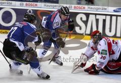 ERC Ingolstadt - Köln - Matt Keith und Martin Hinterstocker gefährlich vor dem Tor. Goalie Frank Doyle hält