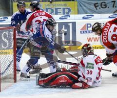 ERC Ingolstadt - Köln - Der Puck fliegt, will aber nicht ins Tor. Goalie Frank Doyle hätte keine Chance