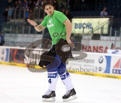 ERC Ingolstadt - Wolfsburg - Bruno St. Jacques mit seiner Kür. Breakdance auf dem Eis für die Fans. Hier der Moonwalk