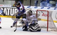 ERC Ingolstadt - Straubing - Michael Waginger springt hoch und will den Puck durchlassen. Leider vorbei