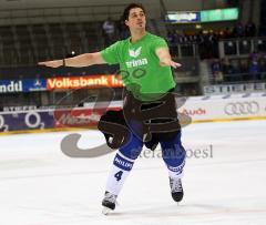 ERC Ingolstadt - Wolfsburg - Bruno St. Jacques mit seiner Kür. Breakdance auf dem Eis für die Fans. Hier kam er als Eisprinzessin