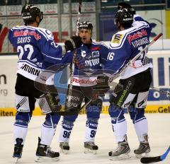 ERC Ingolstadt - Iserlohn - Glen Goodall gleicht aus zum 2:2 - links Bakos und Waginger gratulieren