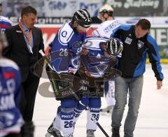 ERC Ingolstadt - Iserlohn - Jakub Ficenec wird von den Betreuern verletzt auf die Bank gebracht