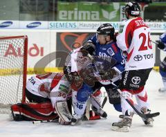 DEL - ERC Ingolstadt - Kölner Haie - Yannick Seidenberg im Kampf mit der Kölner Abwehr