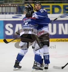 ERC Ingolstadt - Nürnberg - Doug Ast trifft zum 2:1 nach seiner Pause. Brandl gratuliert