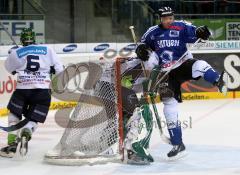 ERC Ingolstadt - Nürnberg - Eric Nickulas stößt mit dem Nürnberger Goalie zusammen