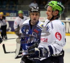 ERC Ingolstadt - Nürnberg - Sind sich uneinig. rechts Glen Goodall mit dem Ex-Panther Björn Barta