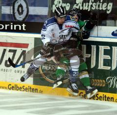 ERC Ingolstadt - London Knights - harter Check. Michael Bakos in der Luft