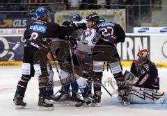 ERC Ingolstadt - Augsburg - Yves Sarault unter Bedrängnis am Augsburger Tor