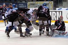 ERC Ingolstadt - Augsburg - Yves Sarault im Zweikampf vor dem Augsburger Tor