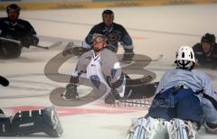 ERC Ingolstadt - 1.off. Training in der Saturna Arena - Doug Ast zeigt die Dehnübungen auf dem Eis