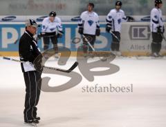 ERC Ingolstadt - 1.off. Training in der Saturna Arena - Trainer Benoit Laporte pfeifft die Übungen an