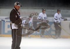 ERC Ingolstadt - 1.off. Training in der Saturna Arena - Trainer Benoit pfeifft die Übungen an