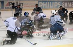 ERC Ingolstadt - 1.off. Training in der Saturna Arena - dehen nach der Laufeinheit auf dem Eis. Doug Ast in der Mitte zeigt die Übungen