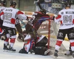 DEL - ERC Ingolstadt - Köln 5:4 - Joe Motzko wird auf den Kölner Torwart geschubst