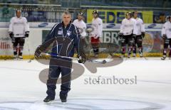 DEL - ERC Ingolstadt - Trainingsauftakt - Trainer Bob Manno vor dem Team auf dem Eis
