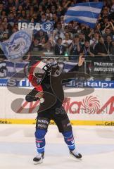 DEL - ERC Ingolstadt - Hamburg Freezers - Bruno St.Jacques tanzt vor den Fans Breakdance