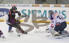 DEL - ERC Ingolstadt - Eisbären Berlin - Joe Motzko gefährlich vor dem Torwart Rob Zepp