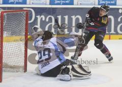 DEL - ERC Ingolstadt - Straubing Tigers - Rick Girard schiesst den Goalie an