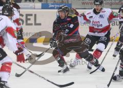 DEL - ERC Ingolstadt - Köln 5:4 - Carl Corazzini im Zweikampf