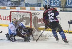 DEL - ERC Ingolstadt - Straubing Tigers - Tyler Bouck hebt den Puck ins Tor