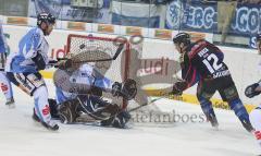 DEL - ERC Ingolstadt - Straubing Tigers - Tyler Bouck hebt den Puck über den Gaolie