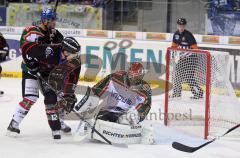 DEL - ERC Ingolstadt - AEV Augsburg - Tyler Bouck gefährlich beim Goalie