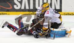 DEL - ERC Ingolstadt - Krefeld Pinguine - Matt Hussey stößt mit dem Goalie unsanft zusammen