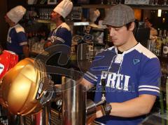 ERC Profis kochen und bedienen in der Panther Sportsbar - Bruno St.Jacques als Bartender beschäftigz mit vielen Weizen