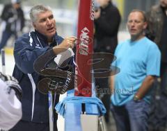 DEL - ERC Ingolstadt - Trainingsauftakt - Trainer Bob Manno erklärt an der Schautafel, rechts im Hintergrund Jim Boni