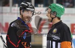 DEL - ERC Ingolstadt - Eisbären Berlin - Bruno St.Jacques erklärt dem Schiedsrichter seine Verletzung am Auge