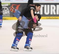 DEL - ERC Ingolstadt - Hamburg Freezers - Glen Goodall mit Sohn Jackson