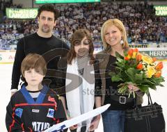 DEL - ERC Ingolstadt - Hannover - Glen Goodall mit Familie auf dem Eis vor den Fans 96