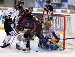 DEL - ERC Ingolstadt - Krefeld Pinguine - Thomas Greilinger kämpft am Tor um den Puck