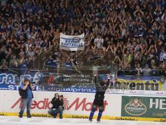 DEL - ERC Ingolstadt - Kölner Haie 6:3 - Glen Goodall vor den Fans