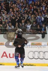 DEL - ERC Ingolstadt - Hamburg Freezers - Bruno St.Jacques tanzt vor den Fans Breakdance