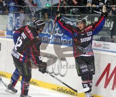 DEL - ERC Ingolstadt - Nürnberg - Ben Clymer jubelt Tor, Tyler Bouck gratuliert