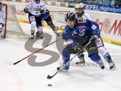 DEL - ERC Ingolstadt - Iserlohn Roosters - Zweikampf um den Puck. Glen Goodall