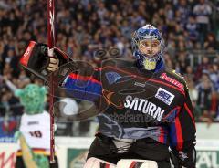 DEL - ERC Ingolstadt - Köln 5:4 - Torwart Ilpo Kauhanen wird von den Fans gefeiert