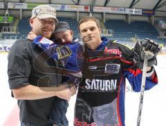 DEL - ERC Ingolstadt - Jakub Ficenec mit dem kleinen Fan Luca und Papa Alexander