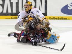 DEL - ERC Ingolstadt - Krefeld Pinguine - Matt Hussey stößt mit dem Goalie unsanft zusammen