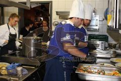 ERC Profis kochen und bedienen in der Panther Sportsbar - In der Küche gibts Hektik. Michael Waginger und Bob Wren