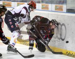 DEL - ERC Ingolstadt - Kassel Huskies - Rick Girard wird an die Bande gedrückt