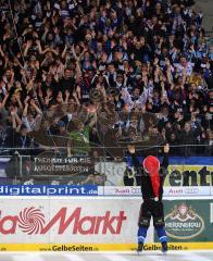 DEL - ERC Ingolstadt - Hamburg Freezers - Bruno St.Jacques tanzt vor den Fans Breakdance