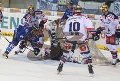 DEL - ERC Ingolstadt - Berlin - Prestin Ryan kämpft sich vors Tor und Goalie Kevin Nastiuk springt spektakulär. Das Tor wird nicht gegeben