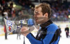 DEL - ERC Ingolstadt - Augsburg Panther - Thomas Greilinger feuert die Fans mit dem Megaphon an