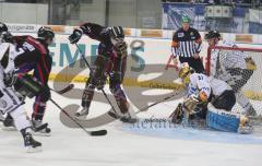 DEL - ERC Ingolstadt - Krefeld Pinguine - Matt Hussey und Ben Clymer gefährlich am Tor, leider schnappte sich der Goalie den Puck