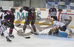 DEL - ERC Ingolstadt - Krefeld Pinguine - Matt Hussey und Ben Clymer gefährlich am Tor, leider schnappte sich der Goalie den Puck