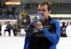 DEL - ERC Ingolstadt - Augsburg Panther - Thomas Greilinger feuert die Fans mit dem Megaphon an