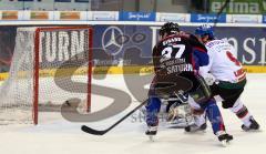 DEL - ERC Ingolstadt - Augsburg Panther - Rick Girard gefährlich vor dem Augsburger Tor. Knapp vorbei